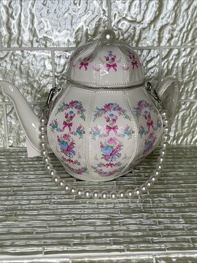 Pearl-Handle Floral Teapot Bag - White